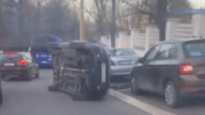 prevrnut-auto-u-luksuznom-naselju-u-beogradu-sokantna-scena-u-ljutice-bogdana-(video)