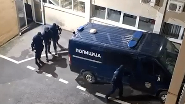 Хапшење-у-Краљеву,-двојица-мушкараца-терете-се-за-припремање-државног-удара