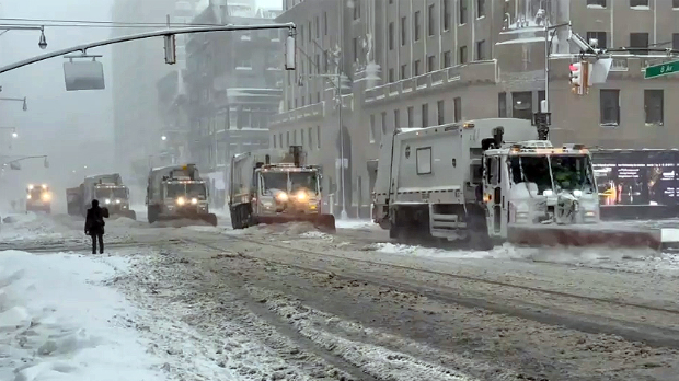 Паралисан-североисток-САД-–-више-од-40-центиметара-снега-и-хиљаде-отказаних-летова-у-Њујорку
