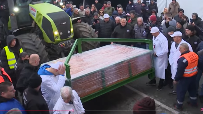 ginisov-rekord-oboren-u-ovom-mestu-u-srbiji-kobasicu-dovezli-traktorom,-necete-verovati-koliko-je-dugacka:-prodavali-je-metar-po-metar-(video)