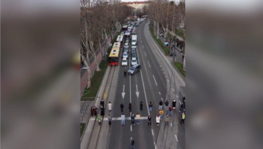 evo-cime-se-ponose-savo-manojlovic-i-njegova-partijica:-desetak-idiota-unistava-zivote-celom-gradu-(video) evo-cime-se-ponose-savo-manojlovic-i-njegova-partijica:-desetak-idiota-unistava-zivote-celom-gradu-(video)