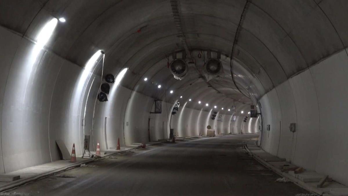 izmenjen-rezim-saobracaja-na-auto-putu-pakovrace–pozega:-radovi-u-tunelima-munjino-brdo-i-laz-danas-i-sutra,-evo-gde-ce-saobracaj-biti-preusmeren izmenjen-rezim-saobracaja-na-auto-putu-pakovrace–pozega:-radovi-u-tunelima-munjino-brdo-i-laz-danas-i-sutra,-evo-gde-ce-saobracaj-biti-preusmeren