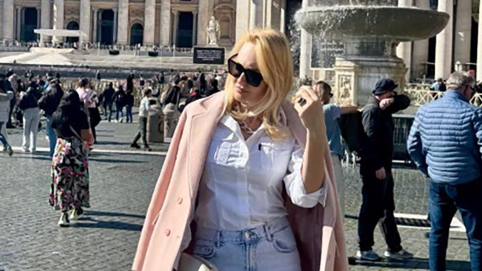 farmerke,-bela-kosulja-i-roze-kaput-sik-izdanje-poznate-voditeljke-(47)-u-vatikanu-odusevilo-sve:-lepa-plavusa-privlaci-paznju-gde-god-se-pojavi