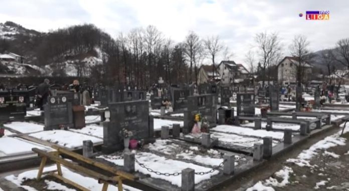 kad-su-na-ivanjickom-groblju-pocele-da-“nicu”-misteriozne-rupe,-narod-se-uznemirio:-grobari-zatrpaju,-ujutru-eto-opet!-a-onda-se-pojavili-i-ovi-tragovi-u-snegu