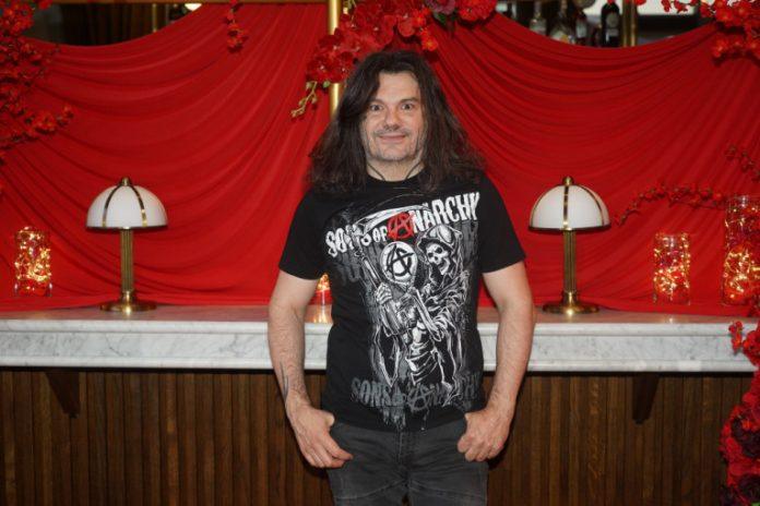 “prevarila-me-je-sa-svojim-ucenikom,-dobio-sam-snimak…”:-sok-bomba-ace-amadeusa-nakon-razvoda,-isplivali-skandalozni-detalji!