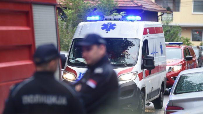 sa-reanimacije-prevezen-na-ortopediju-poznato-stanje-muskarca-koji-je-povreden-u-teskoj-nesreci-u-zelezniku:-automobilom-probio-zastitnu-ogradu-(video)