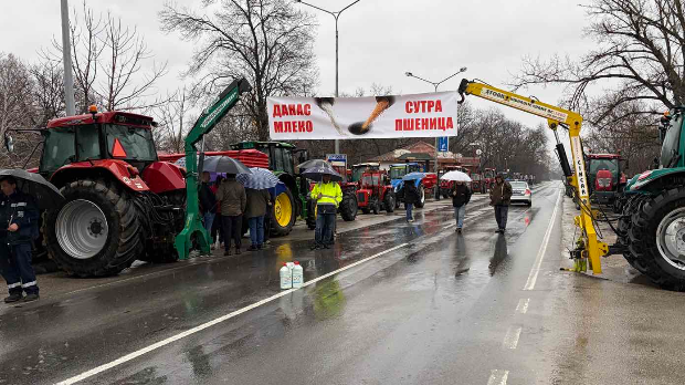 Пољопривредници-наставили-блокаде-регионалних-саобраћајница,-не-одустају-од-захтева Пољопривредници-наставили-блокаде-регионалних-саобраћајница,-не-одустају-од-захтева