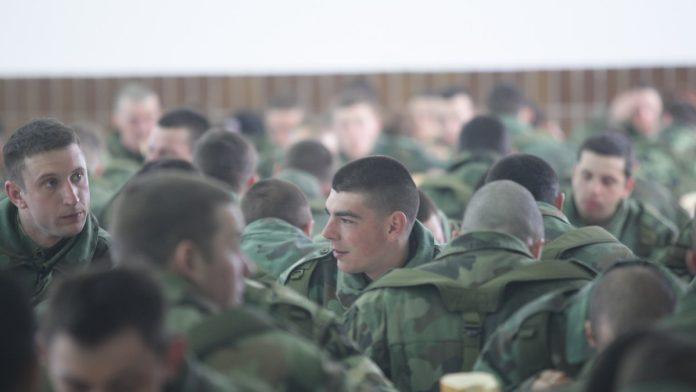 pozivi-za-vojsku-stizu-vec-od-ovog-datuma-evo-kakvo-je-raspolozenje-medu-gradanima-pred-uvodenje-obaveznog-sluzenja-vojnog-roka-(video)