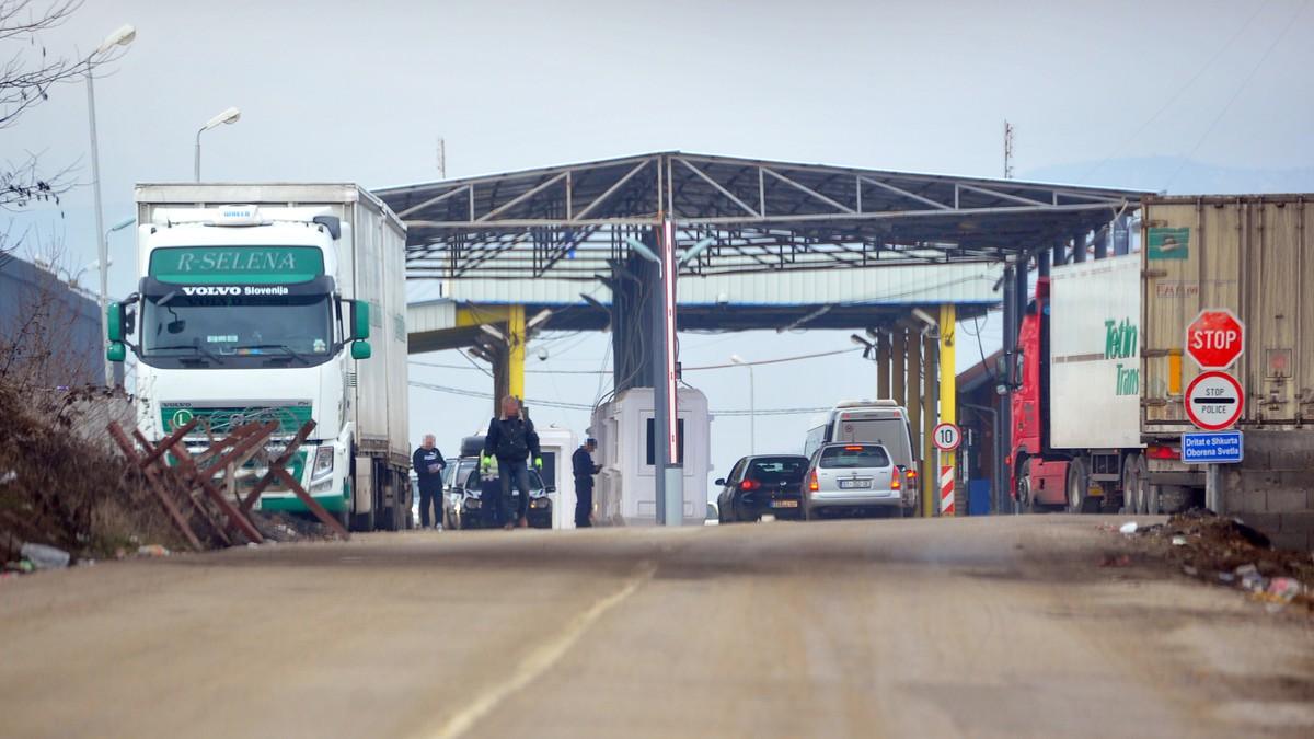 otvorili-mu-auto-na-merdarama,-a-imali-i-sta-da-vide!-milion-evra-u-kesu-naslagao-u-pod-vozila otvorili-mu-auto-na-merdarama,-a-imali-i-sta-da-vide!-milion-evra-u-kesu-naslagao-u-pod-vozila