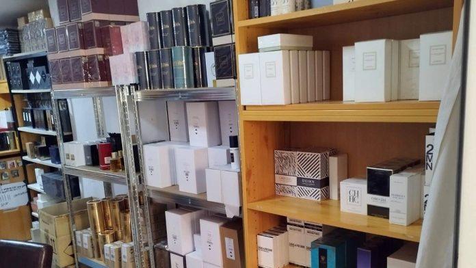 miris-miliona-u-stanu-u-subotici:-zaplenjeno-800-parfema-poznatih-brendova-(foto)