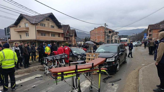 dzip-preticao-celu-kolonu-pa-se-skucao-u-golfa-jezive-slike-sa-mesta-saobracajne-nesrece-u-novom-pazaru:-dve-osobe-povredene