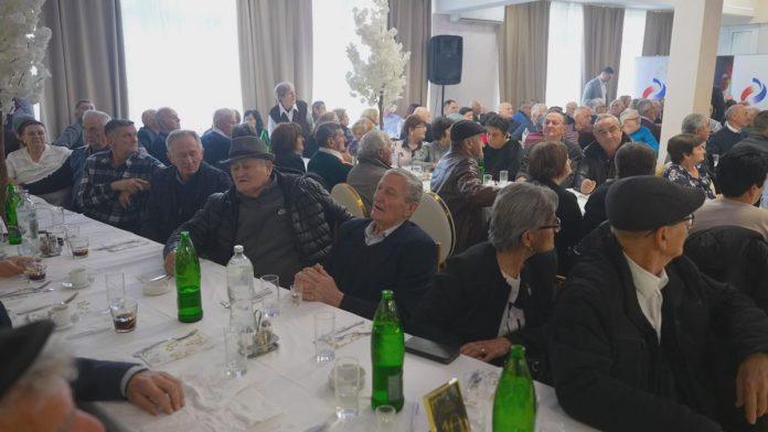 besplatan-prevoz-za-sve-penzionere-–-bravo-za-lucane:-preko-300-najstarijih-dragacevaca-danas-bilo-na-tribini,-ovo-su-vazne-poruke-koje-su-poslate-(foto)