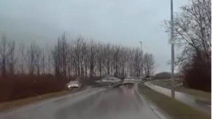 (video)-hteo-da-pretekne-kolonu,-pa-izazvao-direktan-sudar-zabelezena-jeziva-scena-u-novom-sadu:-jedan-auto-odleteo-sa-puta