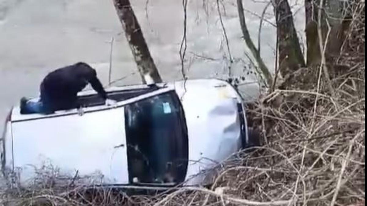 (video)-ivica-u-reci-video-jeziv-prizor,-odmah-je-pojurio-na-lice-mesta:-sada-je-heroj-bijelog-polja (video)-ivica-u-reci-video-jeziv-prizor,-odmah-je-pojurio-na-lice-mesta:-sada-je-heroj-bijelog-polja