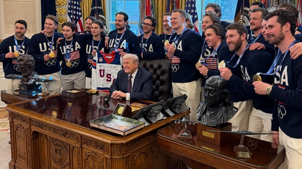 Трамп-угостио-златне-хокејаше,-али-женски-тим-се-после-неслане-шале-није-одазвао Трамп-угостио-златне-хокејаше,-али-женски-тим-се-после-неслане-шале-није-одазвао