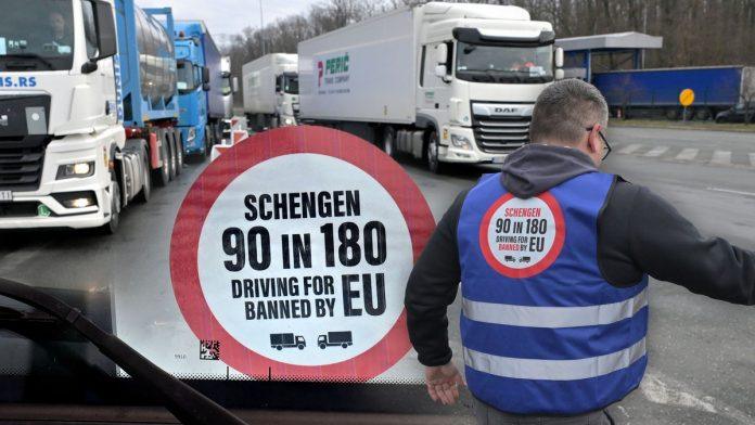 brisel-cuti,-vozaci-drze-kamione-u-leru!-“zelimo-vizu-da-nesmetano-obavljamo-prevoz”:-petak-novi-dan-d-(video)