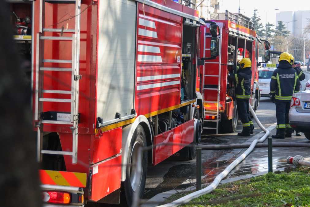 pozar-u-osnovnoj-skoli-na-banjici:-deca-odmah-evakuisana,-dim-krenuo-iz-toaleta pozar-u-osnovnoj-skoli-na-banjici:-deca-odmah-evakuisana,-dim-krenuo-iz-toaleta