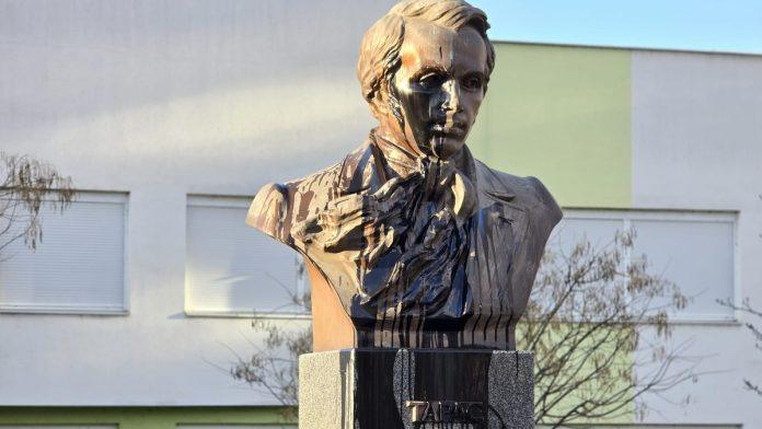 “sramotan-cin”:-oglasila-se-ambasada-ukrajine-u-beogradu-povodom-ostecenja-spomenika-tarasu-sevcenku