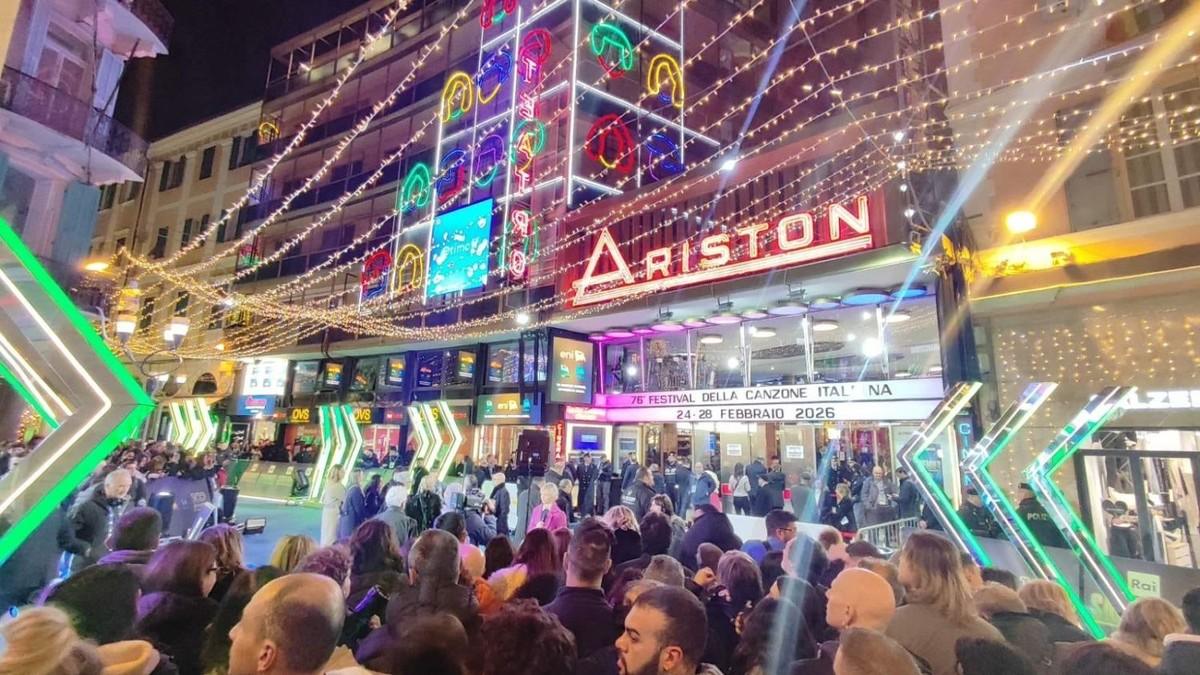 festival-sanremo,-dan-prvi-dve-seksi-legende-u-istom-kadru:-na-sceni-se-susreli-pravi-italijanski-i-moderni-turski-sandokan festival-sanremo,-dan-prvi-dve-seksi-legende-u-istom-kadru:-na-sceni-se-susreli-pravi-italijanski-i-moderni-turski-sandokan