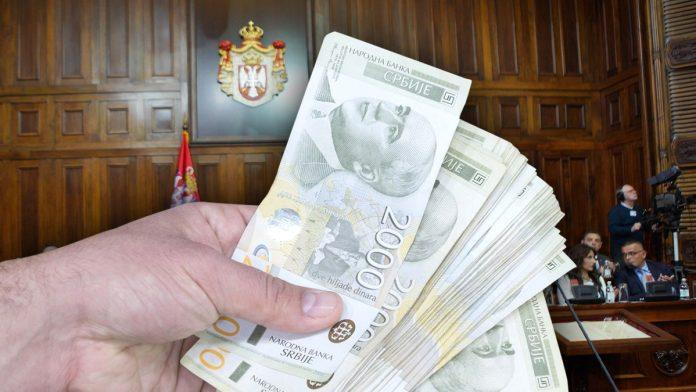 mali:-prosecna-plata-u-istoriji-srbije-prvi-put-iznad-1.000-evra,-slede-vece-penzije-i-minimalac