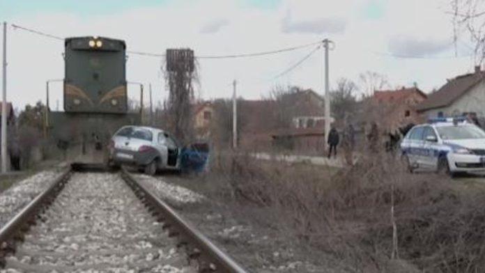 teretni-voz-udario-automobil-teska-nesreca-u-pozarevcu:-dve-osobe-povredene,-automobil-unisten-(foto)