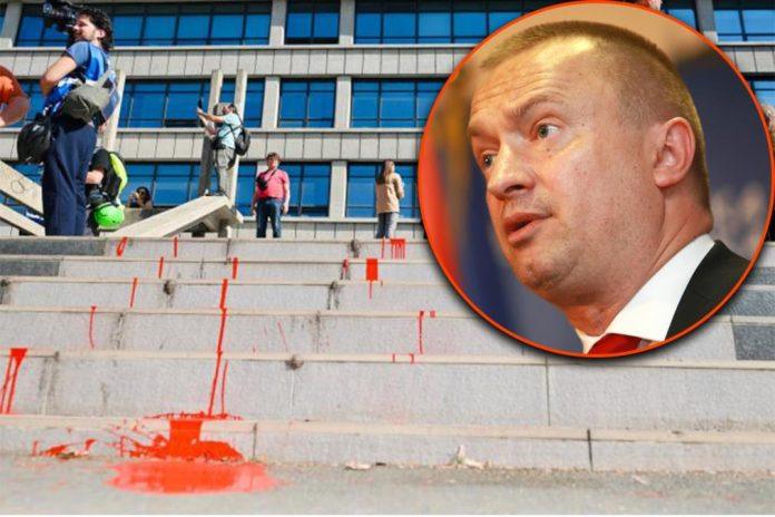 “polivanje-crvenom-bojom-je-fasisticki-metod”-bojan-pajtic-zestoko-o-blokaderima:-fasisti-su-imali-aktiviste-koji-su-fekalijama-polivali-politicke-protivnike!