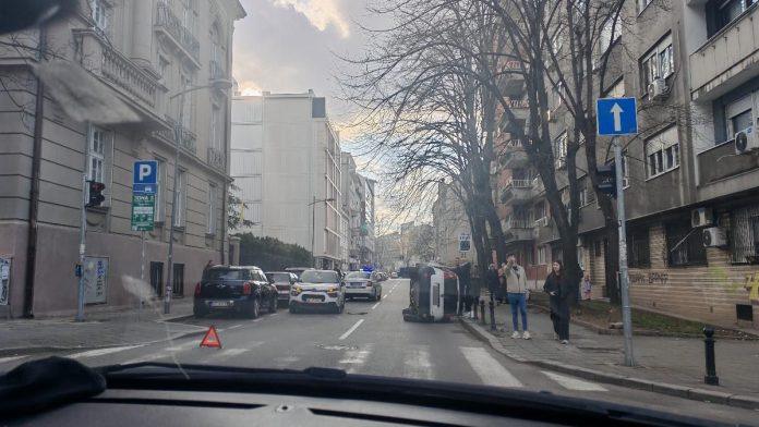 (foto)-haos-u-centru-beograda!-automobil-se-prevrnuo-nasred-ulice,-policija-na-licu-mesta:-saobracaj-usporen