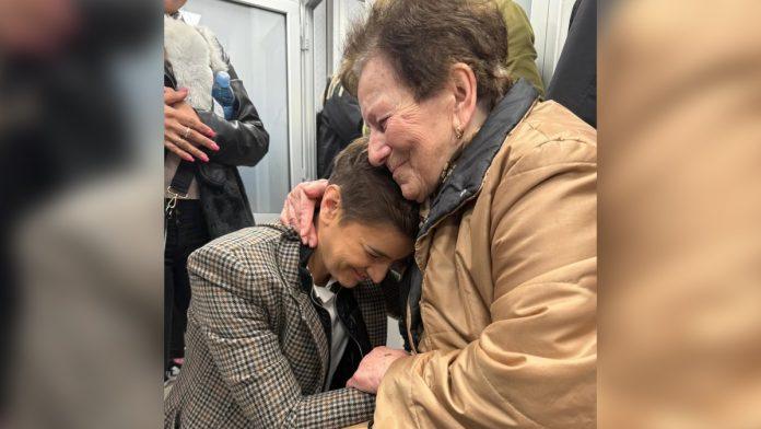 u-arandelovcu-danas-prikupljanje-potpisa-podrske-za-listu-sns:-brnabic-razgovarala-sa-gradanima-(foto)