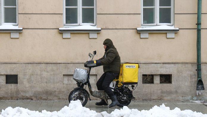 plate-i-do-90-odsto-nize-od-granice-siromastva:-“delivero”-optuzen-za-eksploataciju-svojih-radnika