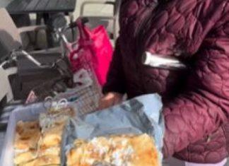 (VIDEO) Baka iz Srbije svakog dana sedne na bicikl, a u korpi drži nešto što izmami osmeh svim sugrađanima: Svi joj se dive (video)-baka-iz-srbije-svakog-dana-sedne-na-bicikl,-a-u-korpi-drzi-nesto-sto-izmami-osmeh-svim-sugradanima:-svi-joj-se-dive