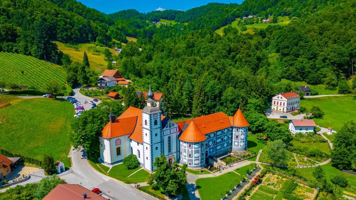 (foto)-najlepse-selo-u-evropi-nam-je-pred-nosom!-na-samo-5-sati-od-beograda-krije-se-raj:-mozete-da-hranite-jelene-iz-ruke,-a-tek-kad-vidite-sta-se-nalazi-u-dvorcu (foto)-najlepse-selo-u-evropi-nam-je-pred-nosom!-na-samo-5-sati-od-beograda-krije-se-raj:-mozete-da-hranite-jelene-iz-ruke,-a-tek-kad-vidite-sta-se-nalazi-u-dvorcu