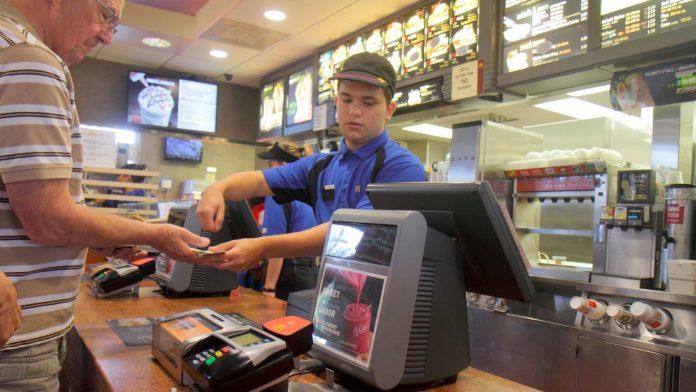 mekdonalds-i-burger-king-u-ovoj-zemlji-blizu-srbije-trazi-na-stotine-radnika,-plate-preko-1.400-evra:-evo-kako-dobiti-radnu-dozvolu