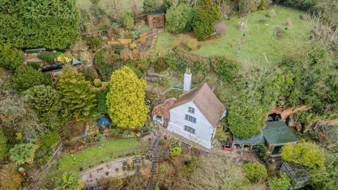 pecinska-kuca-iz-1511-uklesana-u-stenu-prodaje-se-za-pola-miliona-evra:-tri-spavace-sobe,-10.000-kvadrata-placa-i-moderan-luksuz-(foto)