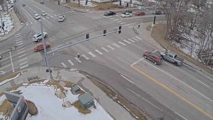 (video)-jeziv-prizor-na-raskrsnici-zemlja-se-otvorila-i-progutala-automobile-sa-putnicima,-nadzorne-kamere-snimile-horor-u-americi