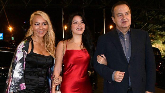 ovo-je-cerka-ivice-dacica-andrea-ima-21-godinu-i-zeli-da-ide-tatinim-stopama:-posetila-ga-na-poslu,-ministar-tada-sve-zabelezio-(foto)