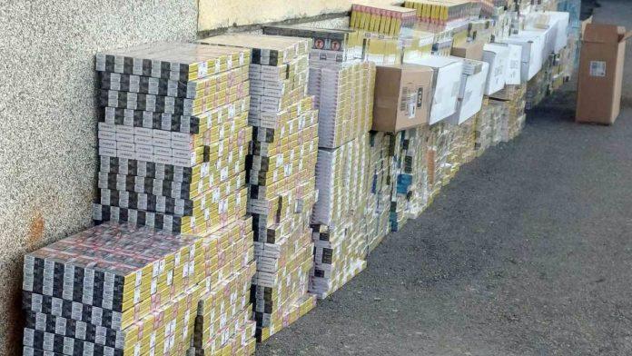 zaplenjene-cigarete-vredne-3,5-miliona-dinara-kod-tutina:-osumnjiceni-krijumcario-robu-u-tajnom-bunkeru-kamiona