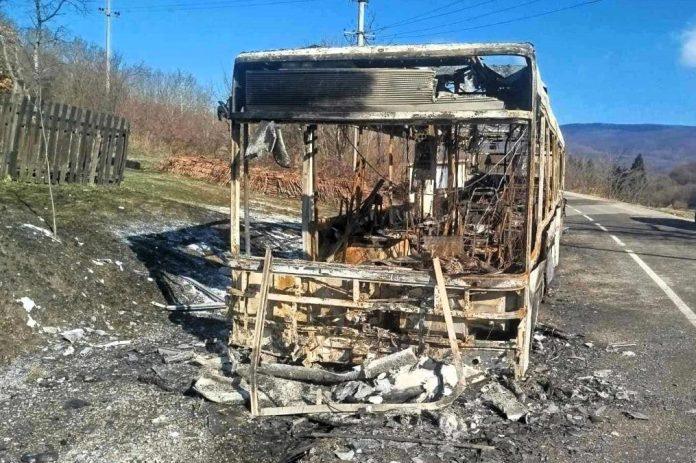izgoreo-autobus-u-loznici:-stao-na-stanici-da-izade-putnik,-vatra-progutala-celo-vozilo!-ostala-samo-iskrljivljena-metalna-konstrukcija