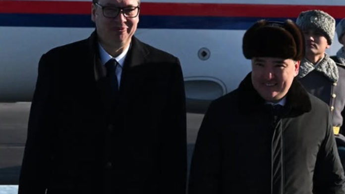 “divan-znak-prijateljstva”-vucic-sleteo-u-kazahstan,-docekao-ga-premijer-bektenov:-njegov-avion-u-znak-dobrodoslice-sacekali-“suhoji”-(foto,-video)