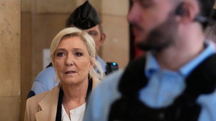 marin-le-pen:-“mudra-sam,-necu-se-kandidovati-za-predsednicu-sa-nanogicom”