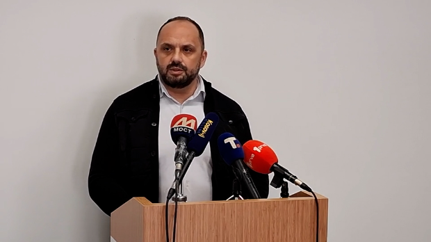 Радојевић-добио-позив-за-суд-због-банера-“Мир-Божји,-Христос-се-роди” Радојевић-добио-позив-за-суд-због-банера-“Мир-Божји,-Христос-се-роди”