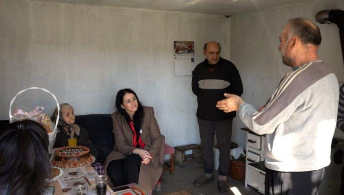 na-rodendanu-kod-bake-stajke-(92):-gradonacelnica-loznice-dragana-lukic-obradovala-vremesnu-sugradanku