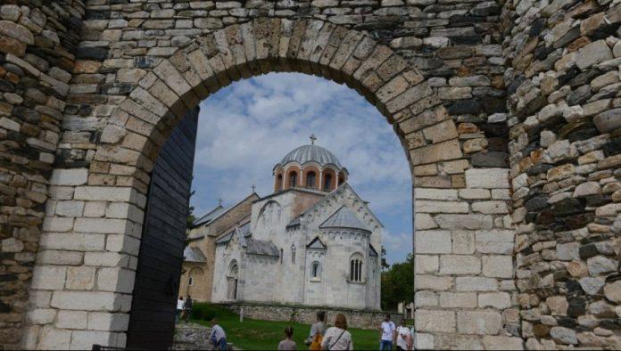 svetinja-koja-vekovima-mirotoci:-cudesna-snaga-groba-svetog-simeona-u-studenici-(foto)