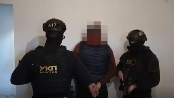 (video)-pripadnici-ukp-upali-u-kucu,-pa-ih-izvukli-iz-kreveta-pohapseni-piromani:-namerno-palili-firme-u-surcinu-i-vozdovcu