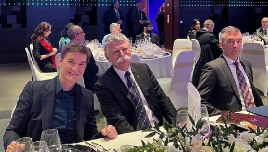 velika-cast-ukazana-srbiji:-brnabiceva-sedela-odmah-pored-domacina-na-svecanoj-veceri-uoci-konferencije-predsednika-parlamenata-u-budimpesti velika-cast-ukazana-srbiji:-brnabiceva-sedela-odmah-pored-domacina-na-svecanoj-veceri-uoci-konferencije-predsednika-parlamenata-u-budimpesti