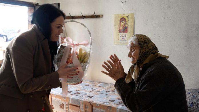 cestitka-i-poklon-od-gradonacelnice-na-92.-rodendanu-stajke-gajic-iz-gornje-badanje-kod-loznice