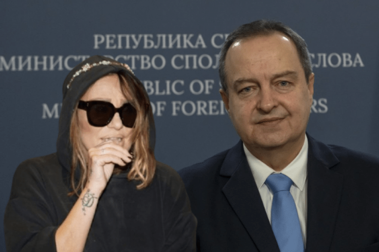 da-se-najezis-–-sramni-napad-na-pevacicu-zbog-ivice-dacica!-skandalozna-fotografija-kruzi-internetom,-sve-otislo-predaleko! da-se-najezis-–-sramni-napad-na-pevacicu-zbog-ivice-dacica!-skandalozna-fotografija-kruzi-internetom,-sve-otislo-predaleko!