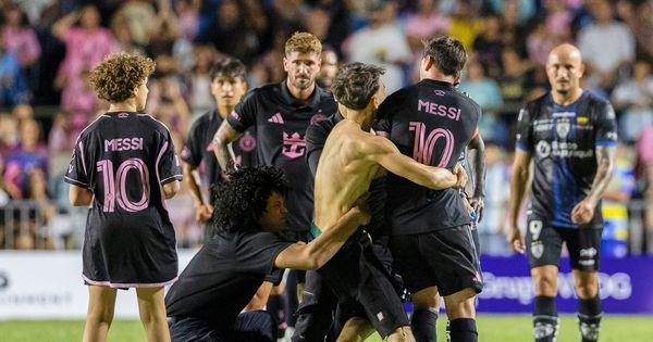 navijac-i-redar-bacili-mesija-na-travu!-sokatne-slike-u-toku-meca,-argentinac-doziveo-neprijatnost-/video/ navijac-i-redar-bacili-mesija-na-travu!-sokatne-slike-u-toku-meca,-argentinac-doziveo-neprijatnost-/video/