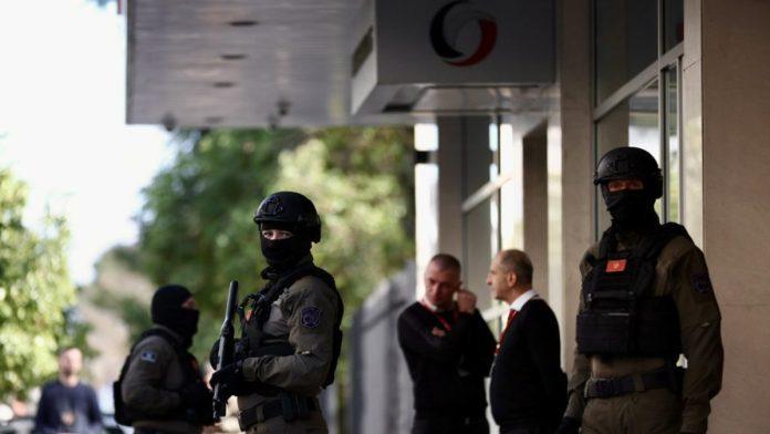 opsadno-stanje-u-podgorici-policija-opkolila-zgradu-u-kojoj-zivi-brat-mila-dukanovica-(foto)