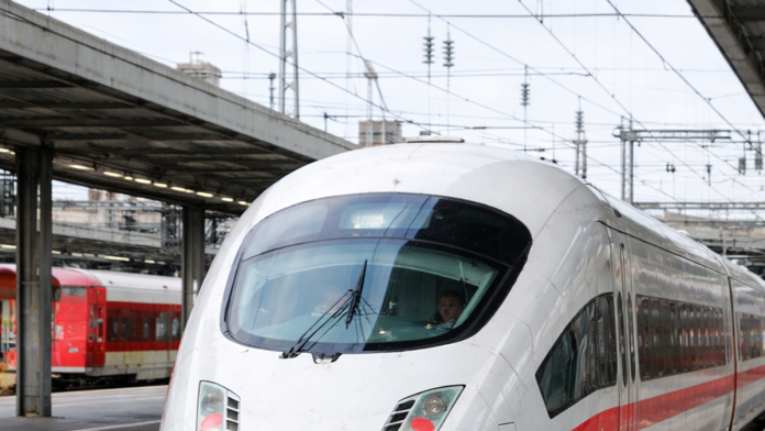 nemacka-zeleznica-i-sindikat-postigli-dogovor:-vece-plate-i-cistiji-vozovi,-a-strajkova-ne-sme-biti-do-2028.