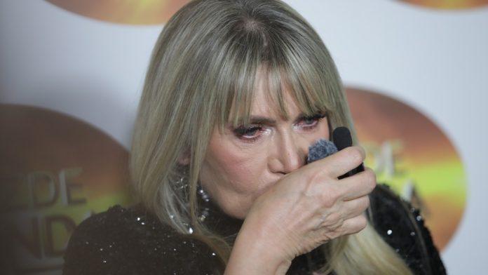 “soba-je-prazna,-vise-ne-mogu-da-ga-osetim”-suzana-jovanovic-se-slomila-pred-godisnjicu-smrti-muza-sase-popovica,-uplakana-jedva-prica:-“fali-mi-zagrljaj”